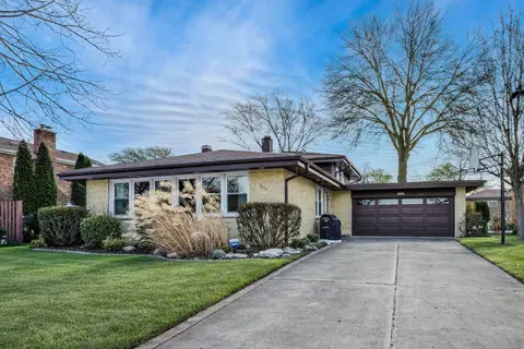 7621 Davis St, Morton Grove, IL 60053