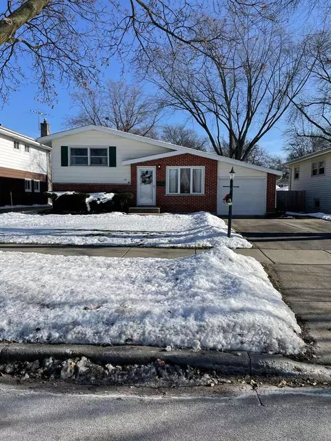 621 N Forest Ave, Mount Prospect, IL 60056