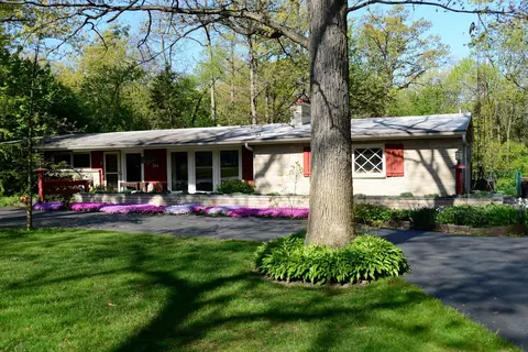 371 S Saint Marys Rd, Libertyville, IL 60048