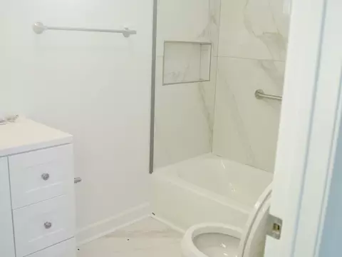 Bath - 15351 S 3rd Ave, Phoenix, IL 60426 photo 1 of 2