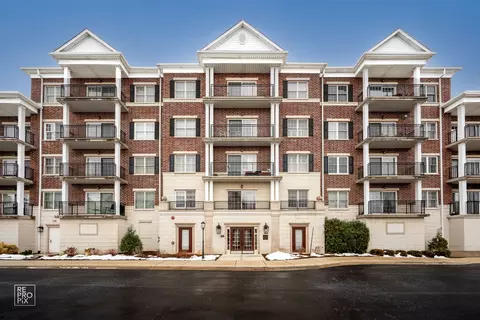 434 Mcdaniels Cir #401, Clarendon Hills, IL 60514