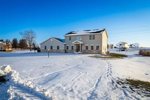 202 Comet Ln, Heyworth, IL 61745