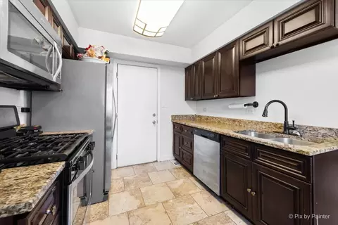 Kitchen - 14409 Lamon Ave, Midlothian, IL 60445 photo 2 of 4