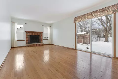 Living - 820 Red Coach Ln, Algonquin, IL 60102 photo 1 of 4