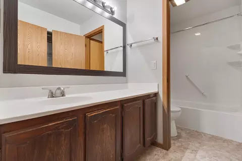 Bath - 820 Red Coach Ln, Algonquin, IL 60102 photo 2 of 3