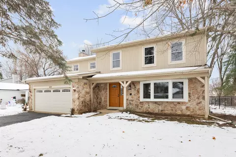 820 Red Coach Ln, Algonquin, IL 60102