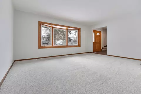 Living - 820 Red Coach Ln, Algonquin, IL 60102 photo 2 of 4