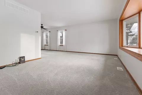 Living - 820 Red Coach Ln, Algonquin, IL 60102 photo 3 of 4