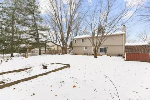 Exterior - 820 Red Coach Ln, Algonquin, IL 60102 photo 3 of 4