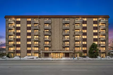 850 Des Plaines Ave #207, Forest Park, IL 60130