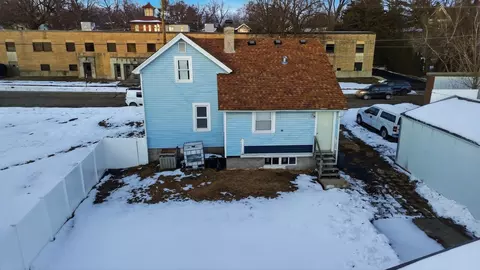 Exterior - 105 E Knox St, Morrison, IL 61270 photo 3 of 3