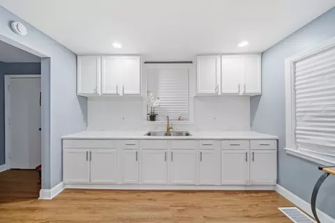 Entry Way - 105 E Knox St, Morrison, IL 61270 photo 2 of 3