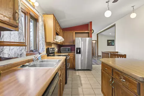 Kitchen - 1005 Autumn Ct, Davis, IL 61019 photo 3 of 6