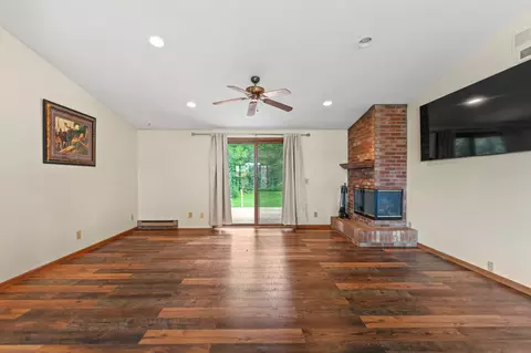 Living - 1005 Autumn Ct, Davis, IL 61019 photo 4 of 7