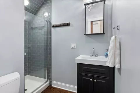Bath - 3059 N Gresham Ave, Chicago, IL 60618 photo 1 of 5