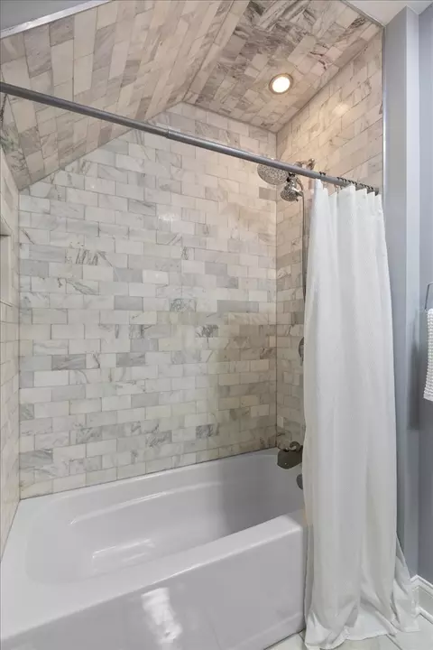 Bath - 3059 N Gresham Ave, Chicago, IL 60618 photo 4 of 5