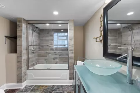 Bath - 3059 N Gresham Ave, Chicago, IL 60618 photo 5 of 5