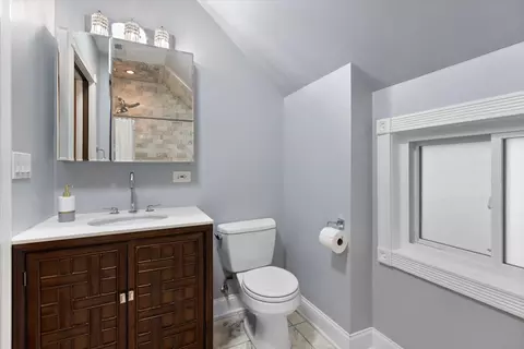 Bath - 3059 N Gresham Ave, Chicago, IL 60618 photo 3 of 5