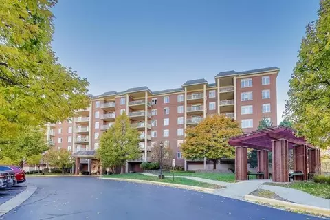 8300 Callie Ave #310, Morton Grove, IL 60053