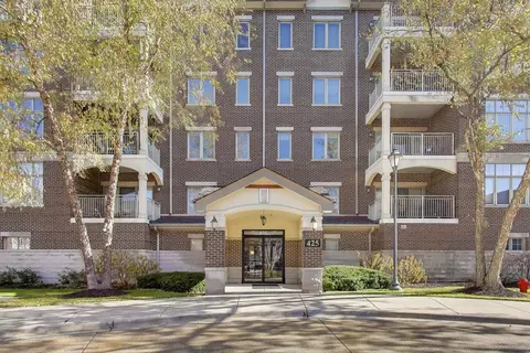 425 Village Green Rd #213, Lincolnshire, IL 60069