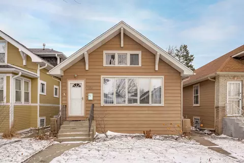 906 N Humphrey Ave, Oak Park, IL 60302