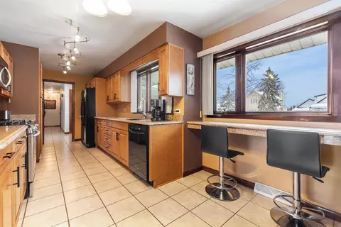 Kitchen - 7216 S Octavia Ave, Bridgeview, IL 60455 photo 2 of 7