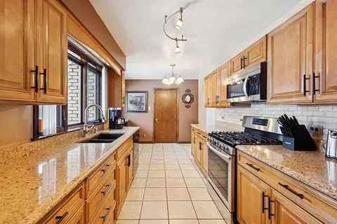 Kitchen - 7216 S Octavia Ave, Bridgeview, IL 60455 photo 4 of 7