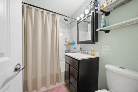 Bath - 16207 Justine St, Markham, IL 60428 photo 2 of 3