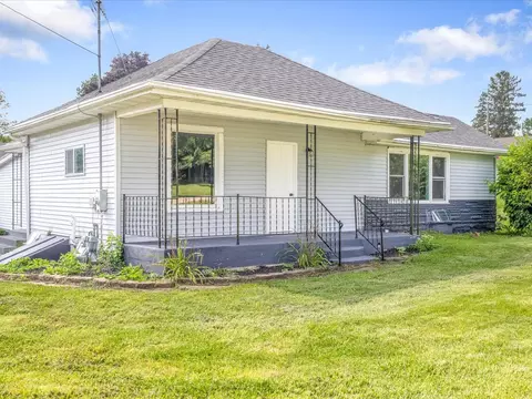 140 E Walnut St, Cedarville, IL 61013