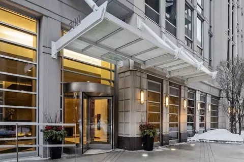 700 N Larrabee St #1111, Chicago, IL 60654