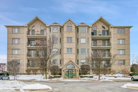 8515 Woodward Ave #303, Woodridge, IL 60517