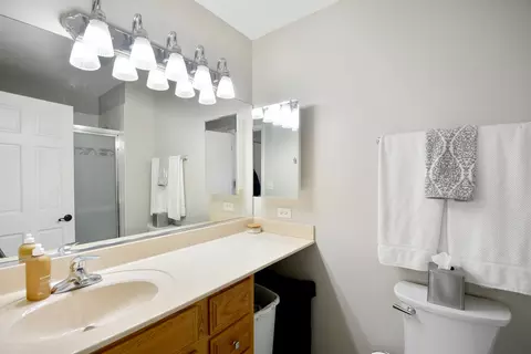 Bath - 4675 Olmstead Dr, Hoffman Estates, IL 60192 photo 1 of 2