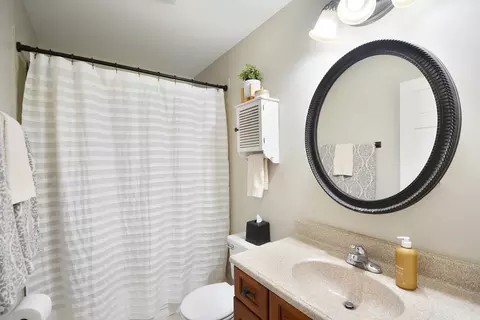 Bath - 4675 Olmstead Dr, Hoffman Estates, IL 60192 photo 2 of 2
