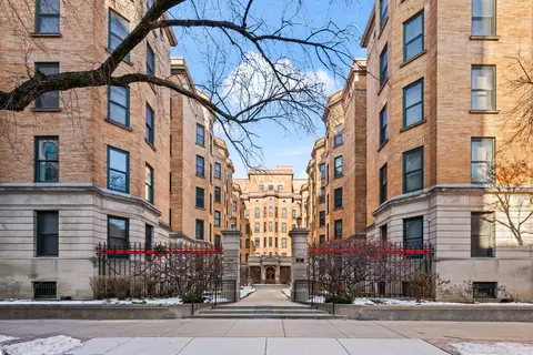 550 W Surf St #215, Chicago, IL 60657