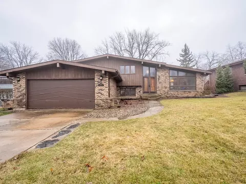 9039 Windsor Dr, Palos Hills, IL 60465