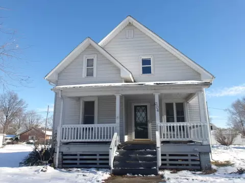 306 S Oakwood St, Oakwood, IL 61858