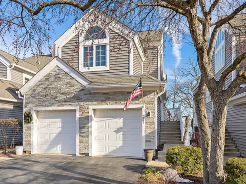 221 Sandy Point Ln, Lake Zurich, IL 60047