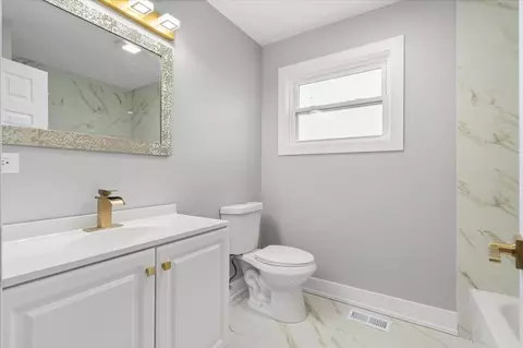 Bath - 9514 S Normal Ave, Chicago, IL 60628 photo 1 of 2