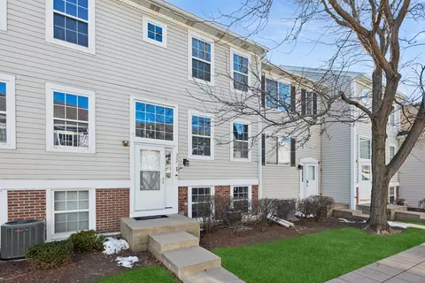 307 E Victoria Cir, North Aurora, IL 60542
