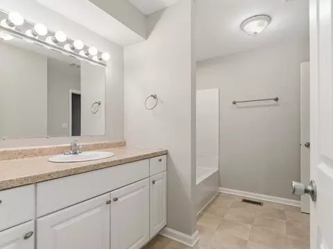 Bath - 105 Blackhawk Dr, Minooka, IL 60447 photo 1 of 3