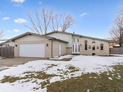 105 Blackhawk Dr, Minooka, IL 60447