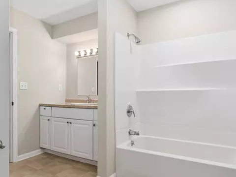 Bath - 105 Blackhawk Dr, Minooka, IL 60447 photo 2 of 3