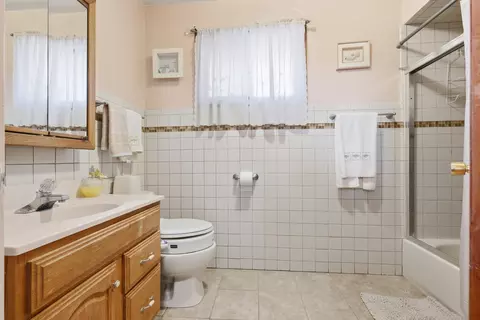 Bath - 1426 N Rohde Ave, Berkeley, IL 60163 photo 1 of 1