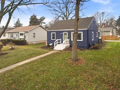 1203 Elm St, Saint Charles, IL 60174