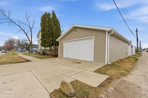 Exterior - 328 E Superior St, Ottawa, IL 61350 photo 2 of 3