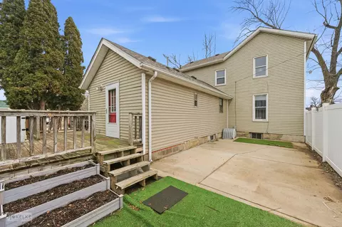 Exterior - 328 E Superior St, Ottawa, IL 61350 photo 3 of 3