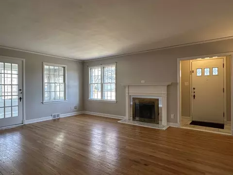Living - 1195 S Myrtle Ave, Kankakee, IL 60901 photo 1 of 3