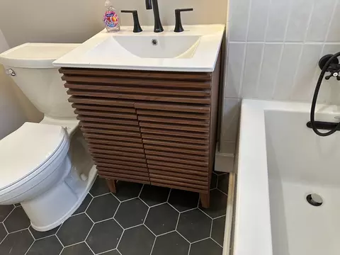 Bath - 1195 S Myrtle Ave, Kankakee, IL 60901 photo 2 of 4