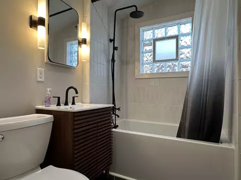 Bath - 1195 S Myrtle Ave, Kankakee, IL 60901 photo 1 of 4