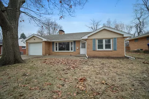 7 Walker Dr, Bloomington, IL 61701